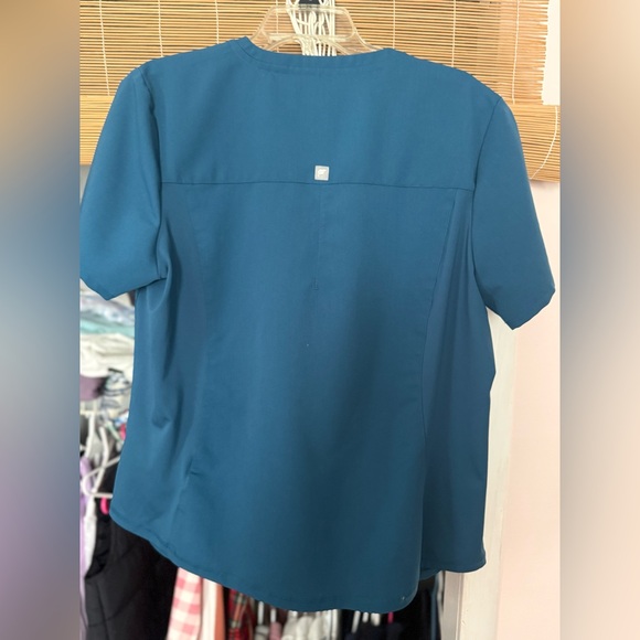 Fabletics Scrub Set - Picture 7 of 9